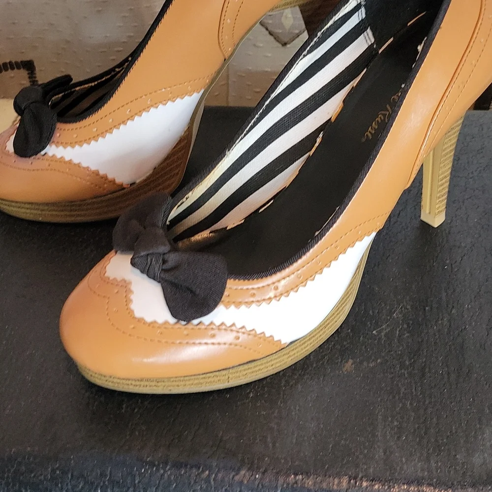 Retro Spectator Bow Pumps